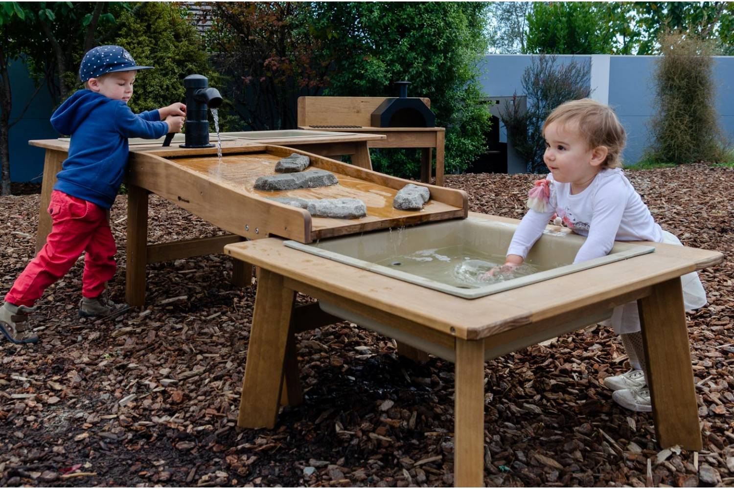 Water play table with pump