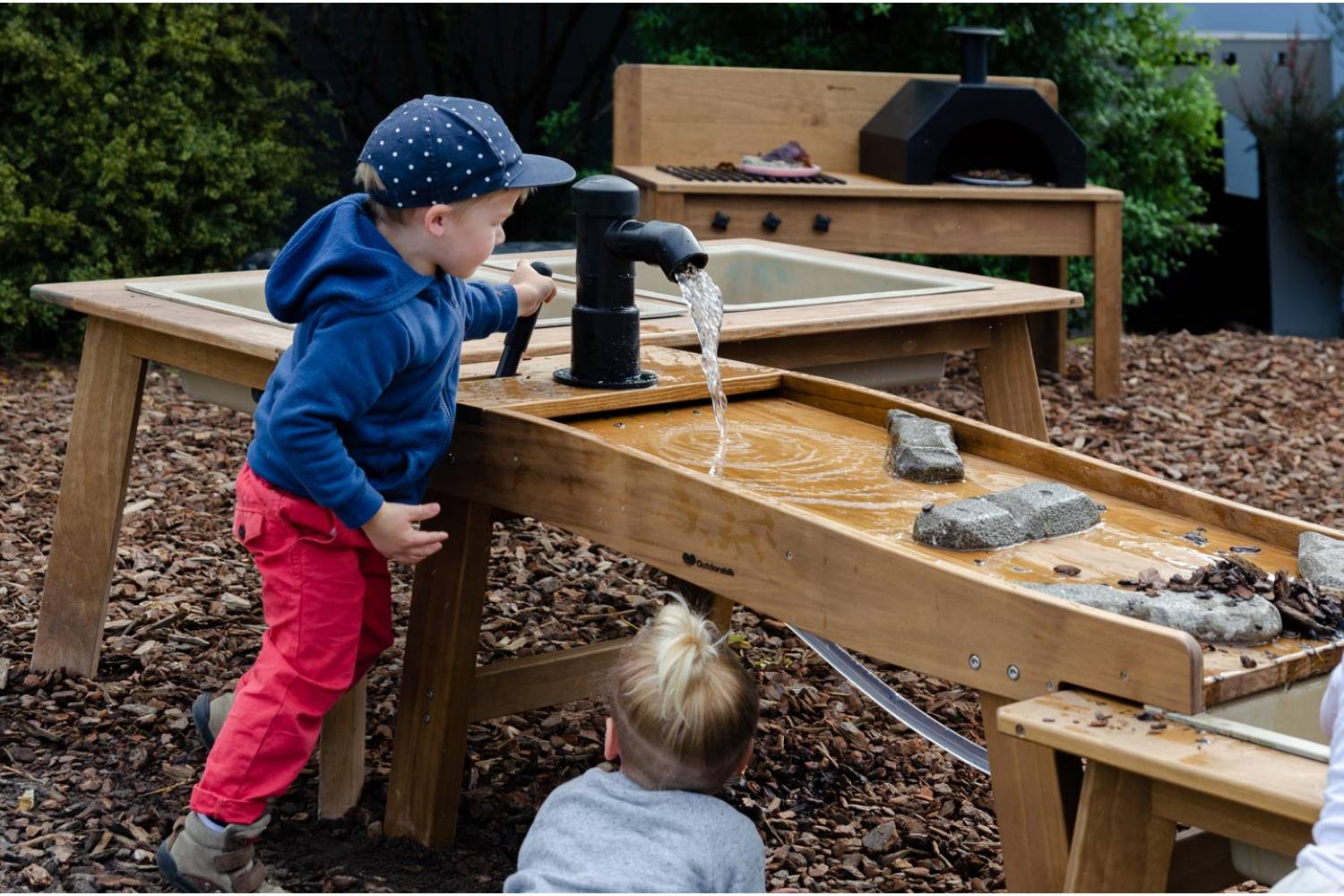 Water play table with pump
